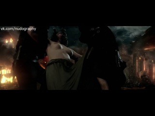 athenian boobs in 300: rise of an empire (2014, noam murro)